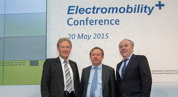 State Secretary Matthias Machnig (BMWi), Wolfgang Burtscher (DG Research and Innovation, European Commission) and State Secretary Norbert Barthle (Federal Transport Ministry) (r. to l.) at the concluding event of the Electromobility+ funding initiative.