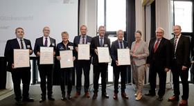 Presentation of the certificates: Federal Minister for the Environment Ms Barbara Hendricks (3rd from right), State Secretary Uwe Beckmeyer (2nd from right), Mr Andreas Kuhlmann, Director of dena (1st from right) and representatives of the networks.