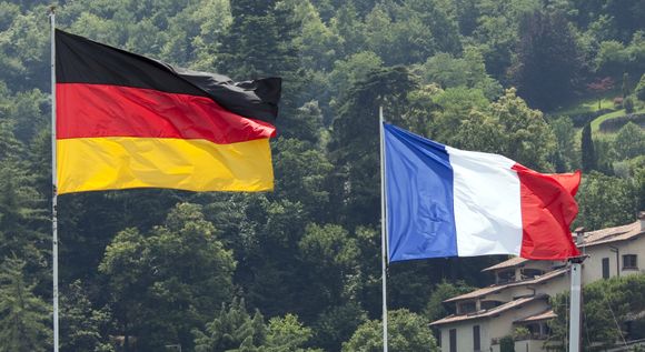 Deutsche Flagge und französische Flagge
