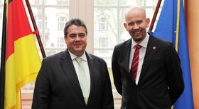 Bundeswirtschaftsminister Sigmar Gabriel und der norwegische Minister für Öl und Energie Tord Lien