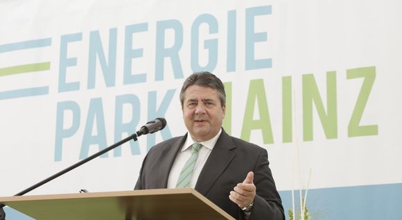 Bild zeigt Bundesminister Gabriel während seiner Rede im Energiepark Mainz