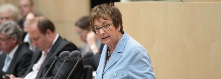 Die Parlamentarische Staatssekretärin des Bundesministeriums für Wirtschaft und Energie, Brigitte Zypries, spricht im Deutschen Bundesrat zum EEG.