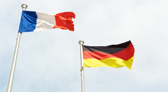 Bild zeigt jeweils eine deutsche und eine franzoesische Flagge.