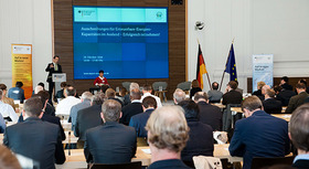 Blick auf die Bühne des BMWi Fachworkshops &#034;Ausschreibungen für Erneuerbare-Energien-Kapazitäten im Ausland – Erfolgreich teilnehmen!&#034;