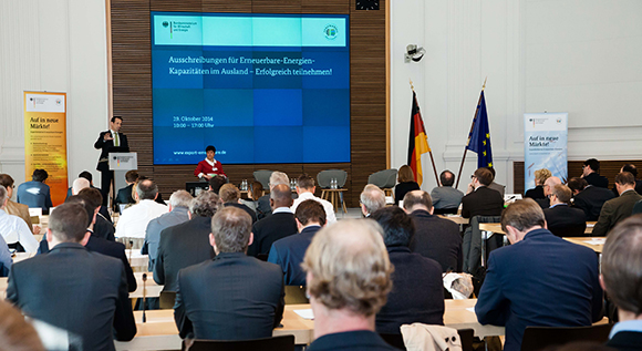 Blick auf die Bühne des BMWi Fachworkshops &#034;Ausschreibungen für Erneuerbare-Energien-Kapazitäten im Ausland – Erfolgreich teilnehmen!&#034;