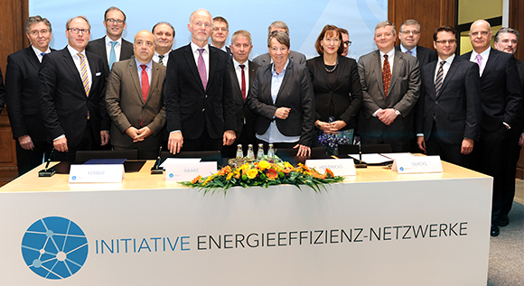 Bundesumweltministerin Barbara Hendricks mit Mitgliedern der &#034;Initiative Energieeffizienz-Netzwerke&#034;
