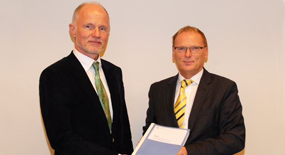 Staatssekretär Rainer Baake und Jochen Homann, Präsident der Bundesnetzagentur, bei der Übergabe des Evaluierungsberichts.