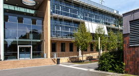 Schulgebäude mit Glasfassade