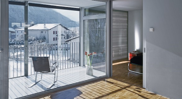 Innenaufnahme eines Smart Home (Blick aud dem Wohnzimmer auf eine sonnige Terrasse)