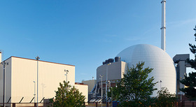 Atomkraftwerk vor blauem Himmel