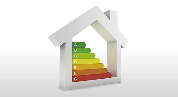 farbige Energieeffizienzskala in weißem Haus