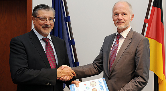 Bild zeigt Staatssekretär Baake mit IRENA-Generalsekretär Adnan Z. Amin