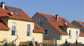 Reihenhäuser mit Solarpanelen auf den Dächern